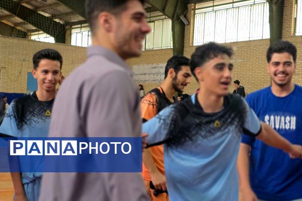 رقابت دانش‌آموزان رباط‌کریم در مسابقات بین مدرسه‌ای فوتسال