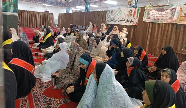 لحظاتی شاد از اعتکاف دانش‌آموزی با حضور نویسندگان و فرهیختگان یزد 