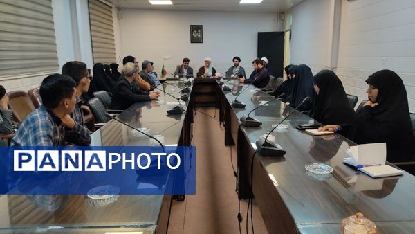 دیدار کادر آموزشی مدارس و دانش‌آموزان با امام جمعه شهرستان ساوه