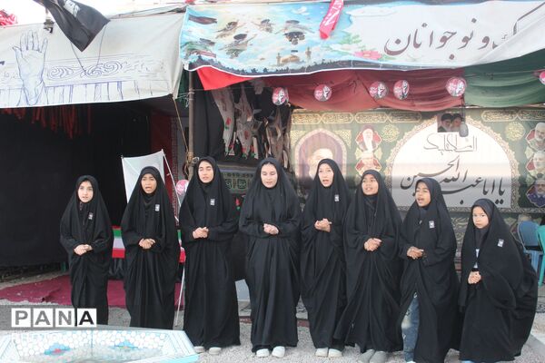 فاروج در روز تشییع پیکر رهبر شهید همچنان در حال خدمت رسانی به زائران