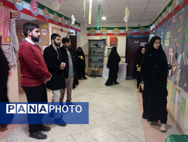 برپایی نمایشگاه مدرسه انقلاب در دبیرستان پروین اعتصامی حاجی‌آباد