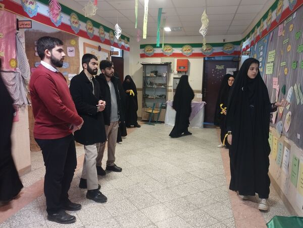 برپایی نمایشگاه مدرسه انقلاب در دبیرستان پروین اعتصامی حاجی‌آباد