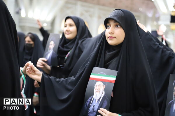 طنین سرود ۳ هزار دانش‌آموز در مرقد مطهر امام خمینی(ره)