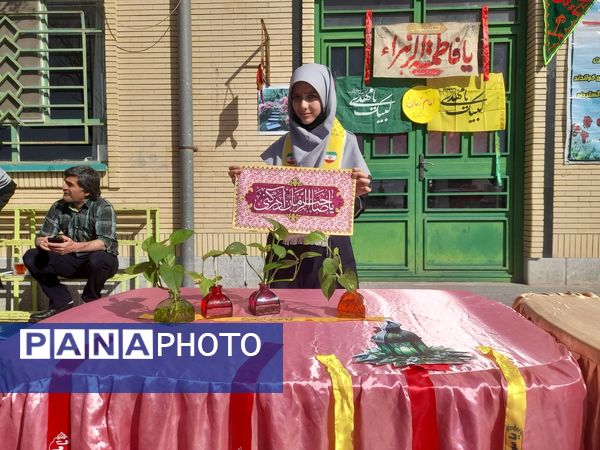 برپایی چایخانه به مناسبت میلاد امام عصر(عج)در دبیرستان نمونه وکیلی ۱۰