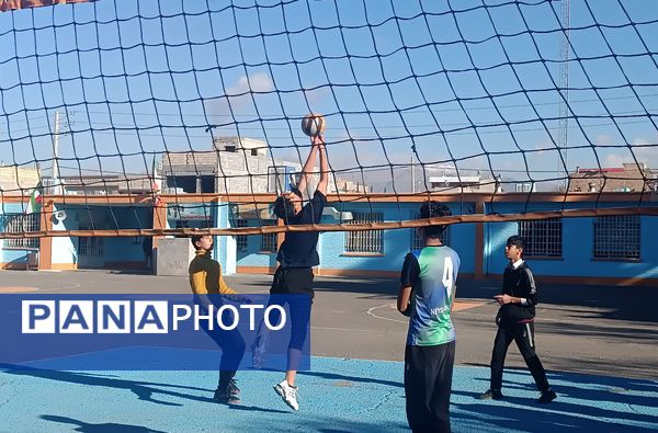 دومین روز از مسابقات گروهی والیبال در دبیرستان شاهد ابوذر گروهی