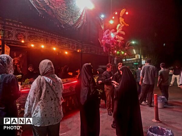 حضور پرشور مردم  در مراسم عزاداری اباعبدالله الحسین