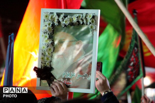 حضور جمعیت گسترده مردمی در یادبود شهادت امام خامنه‌ای