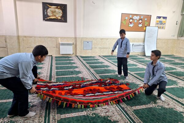 دانش‌آموزان دبستان معارف 6 با پاکسازی مدرسه به پویش چله خدمت پیوستند