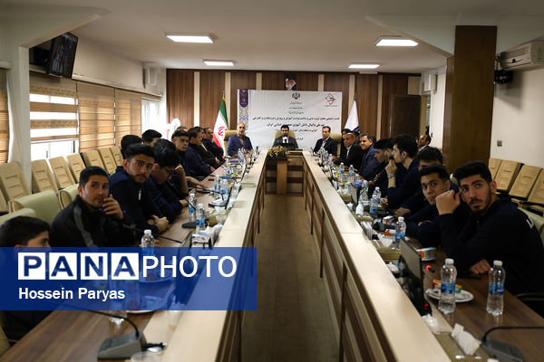 نشست صمیمی معاون تربیت بدنی و سلامت با ورزشکاران و کادر فنی تیم ملی والیبال دانش‌آموزی