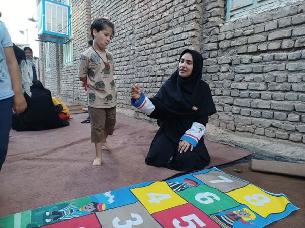 جشن غدیرخم توسط تیم‌های سحر هلال احمر در روستای زلزله‌زده محمدیه