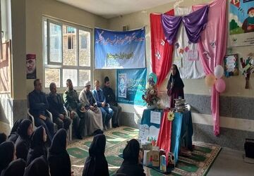 آیین کتاب و کتابخوانی در مدرسه‌ی حضرت زینب شهرستان کوهرنگ 