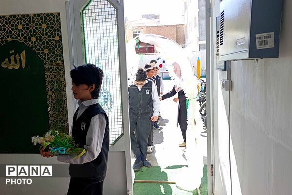 محفل انس با قرآن و برپایی نماز جماعت در مدرسه ابتدایی ایمان بجنورد