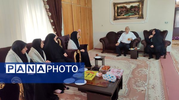 دیدار دانش‌آموزان هنرستان بصیرت با خانواده جانباز قاسم رسائی پور