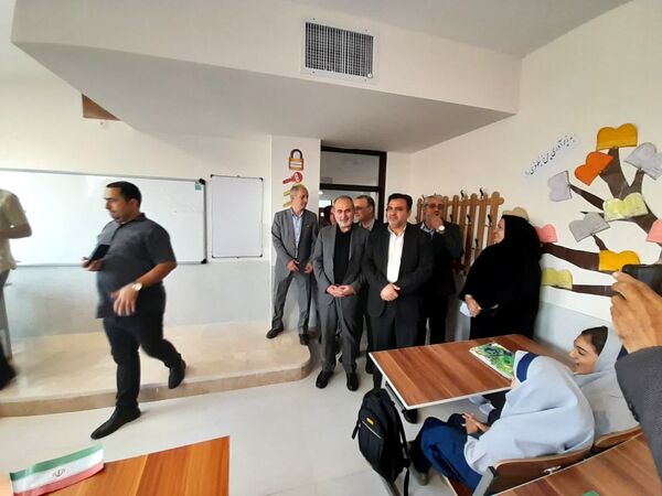 آیین نواخته شدن زنگ مهر در مدرسه شهدای بار فروش با حضور مسئولان استان و شهرستان کاشان