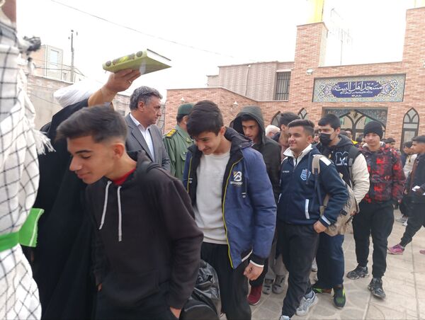 اعزام دانش‌آموزان دبیرستان شاهد امام حسین (ع) اسلام آباد غرب به اردوی راهیان نور