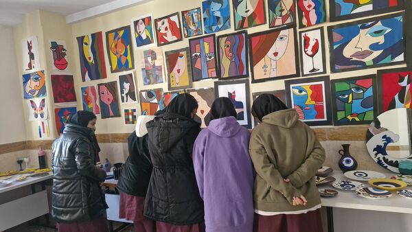تجلی خلاقیت و نوآوری در نمایشگاه هنرهای دستی دانش‌آموزان هنرستان زنده‌یاد کبری زرگران ملارد