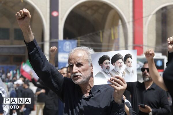 وداع با پیکر مطهر امام شهید در مصلای تهران