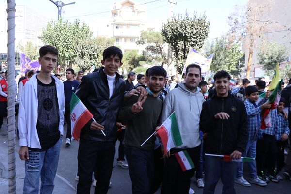 حضور پرشور دانش‌آموزان و مسئولین در راهپیمایی ۱۳ آبان در ناحیه یک بهارستان