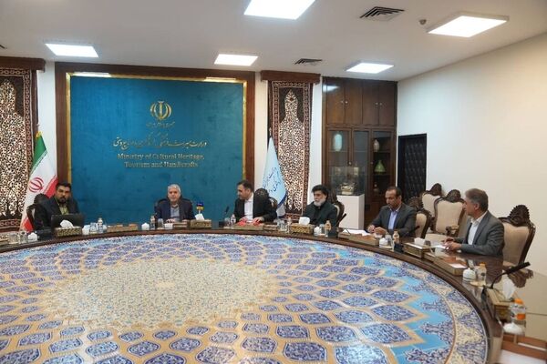 نشست وزیر میراث فرهنگی گردشگری و صنایع دستی با سرمایه گذاران و تاکید برتسریع در رفع موانع