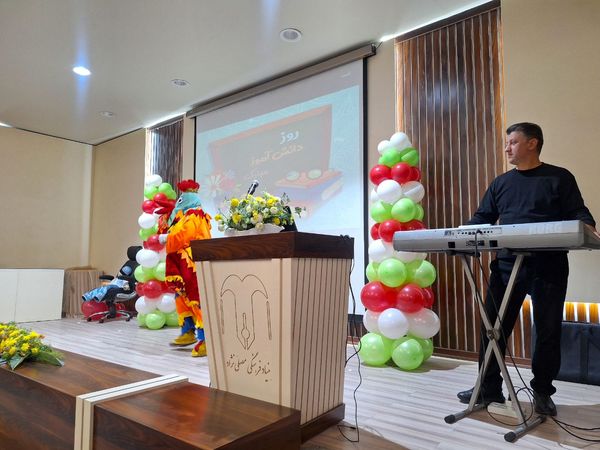فریاد آزادی و همبستگی در دبستان آرمینه مصلی‌نژاد