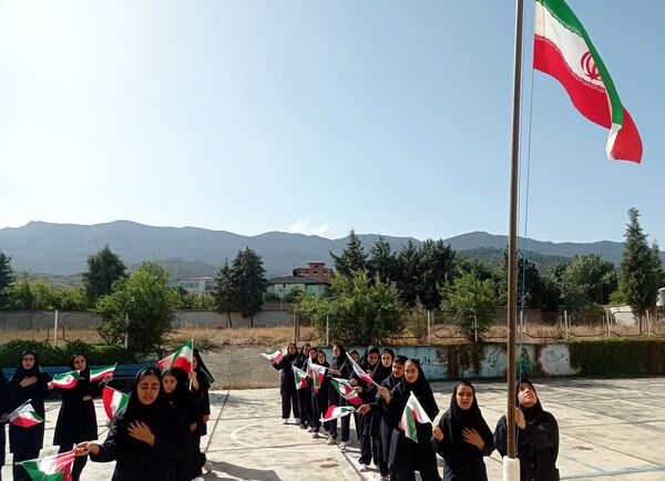 جشن جوانه‌ها در دبیرستان یاران امام 