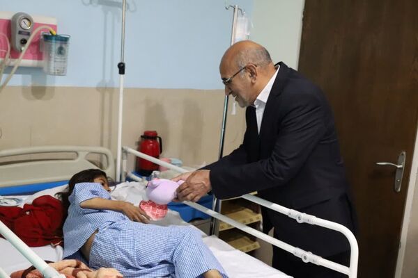 عیادت مدیرکل آموزش و پرورش استان از دانش‌آموزان بستری در بخش آنکولوژی و خون بیمارستان شهید صدوقی 
