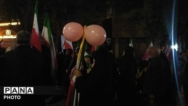 برای پنجاه و یکمین شب حسینیه امام شاهد حماسه مردم شد 