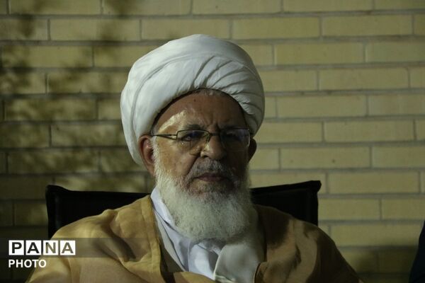 لاله‌های آسمانی در دبستان دخترانه حسین فاطمه یزد شکوفا شدند