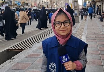 امضای کوچیکترین عضو خبرگزاری پانا زیر بیانیه ملت در میان طوفان جمعیت راهپیمایی ۲۲ بهمن