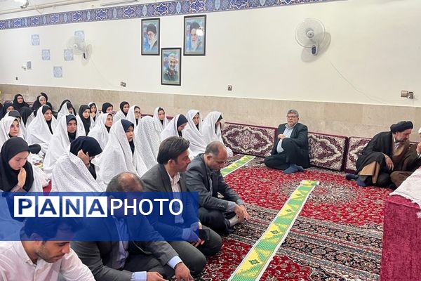 برپایی نماز جماعت همراه با بزرگداشت و تجلیل از مقام‌آوران دانش‌آموزی مدرسه نمونه دولتی ارشاد