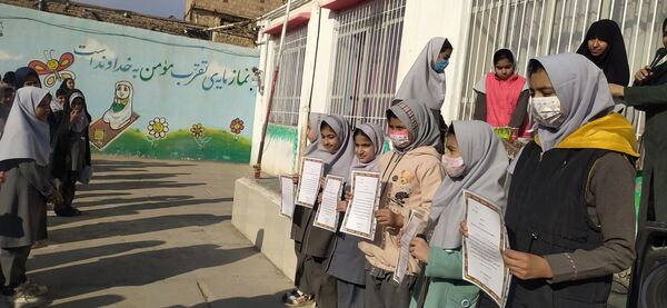 تقدیر از برترین‌های دبستان شهید نجفی فدافن 