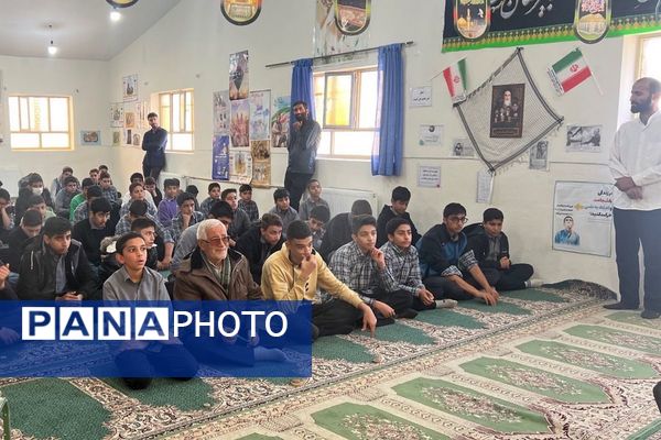 اقامه نماز جماعت و محافل انس با قرآن در مدارس فیروزکوه