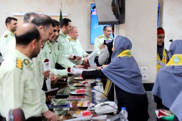 گل‌های قدردانی دانش‌آموزان پیشتاز برای حافظان امنیت