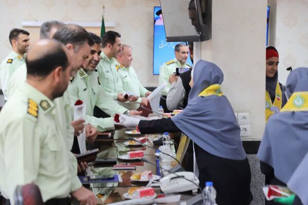 گل‌های قدردانی دانش‌آموزان پیشتاز برای حافظان امنیت