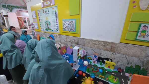 نمایشگاه هفته پژوهش در دبستان شاهد تحقیقی ناحیه ۶ مشهد مقدس