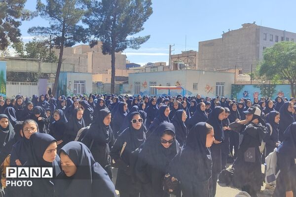 بازتابی از جشن عاطفه‌ها در دبیرستان شهید بهرامی شهرستان رباط‌کریم