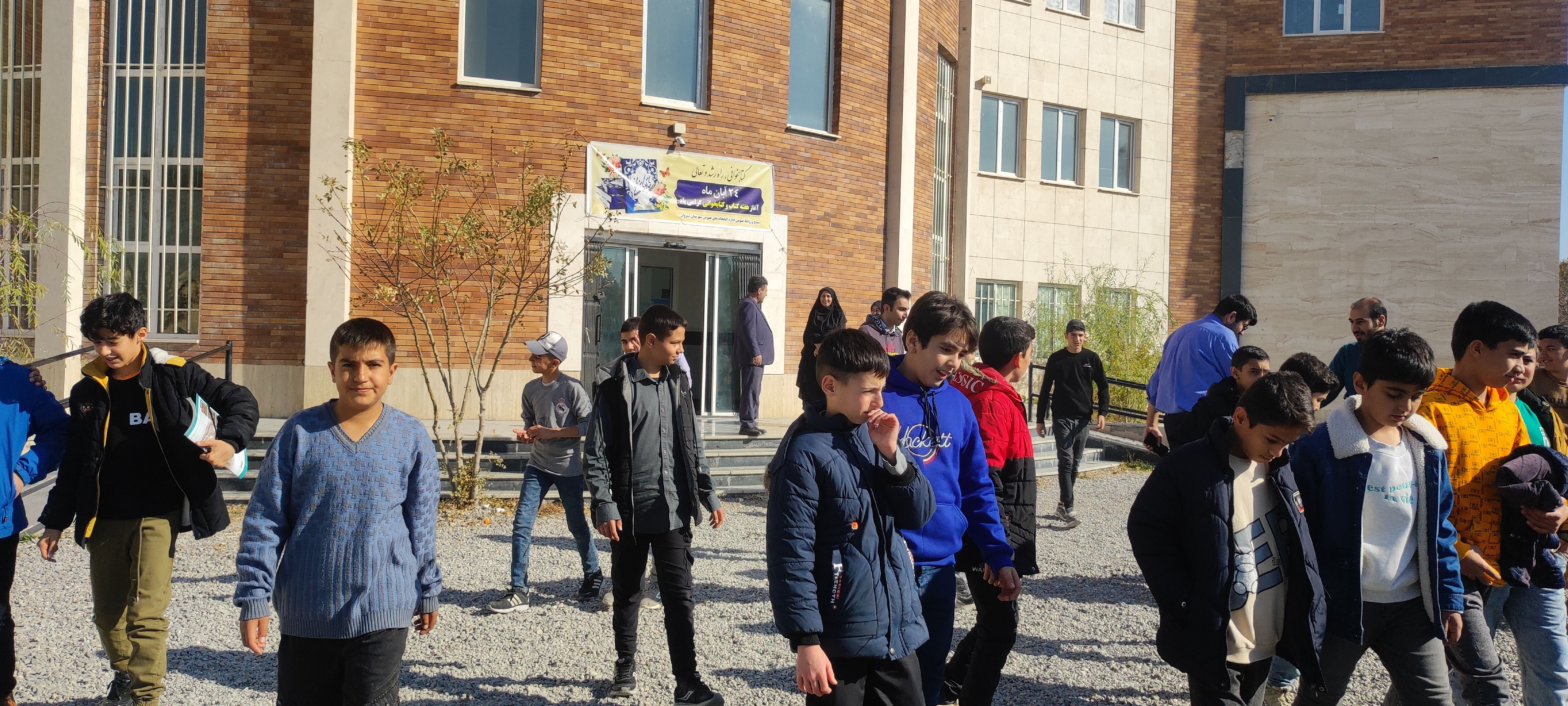 بازدید دانش‌آموزان دبیرستان فرزانگان از کتابخانه اندیشه شیروان