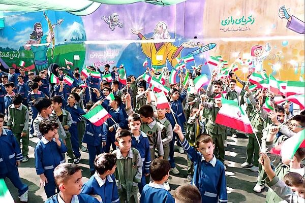 جشن آغاز سال تحصیلی و «روز پرچم» در مدرسه معراج منطقه ۱۰ تهران