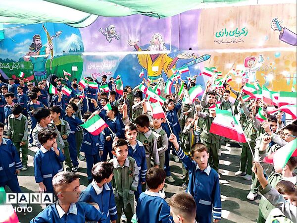 جشن آغاز سال تحصیلی و «روز پرچم» در مدرسه معراج منطقه ۱۰ تهران