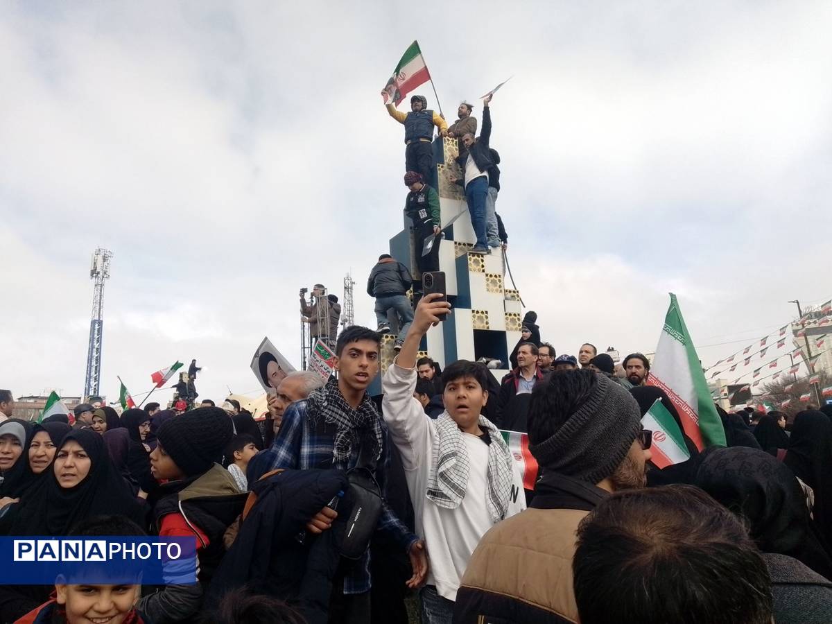 مشهد الرضا شاهد غوغا مردم در راهپیمایی ۲۲ بهمن شد