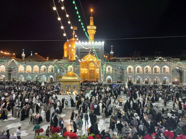 سیل عظیم زائران و مجاوران حرم امام رضا (ع) در شب ولادت یازدهمین امام شیعیان