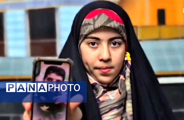 جشن انقلاب در دبستان لاله‌های انقلاب 