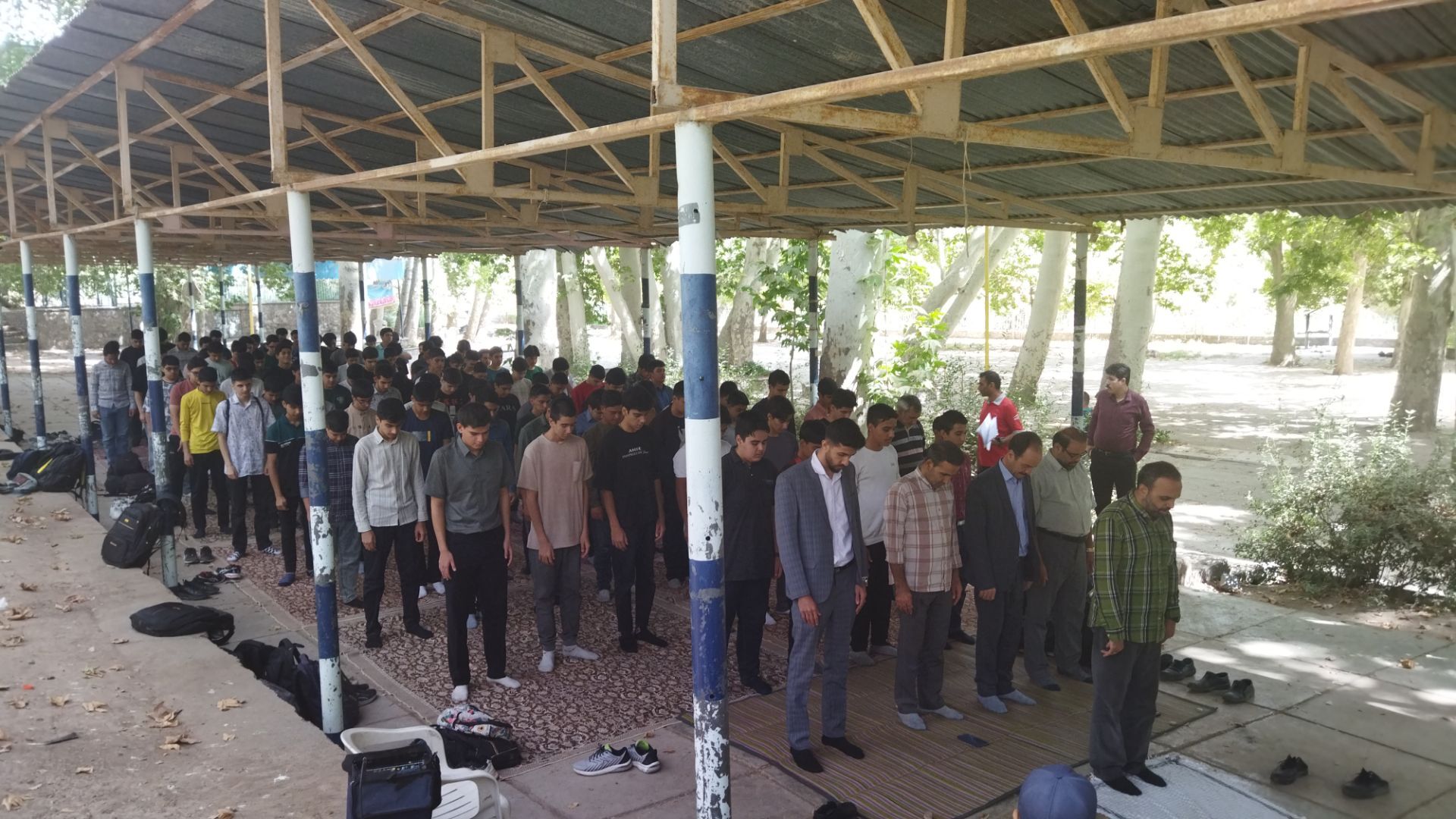 اولین نماز جماعت پایه دهمی ها همراه با کادر دبیرستان شاهد ابوذر غفاری 