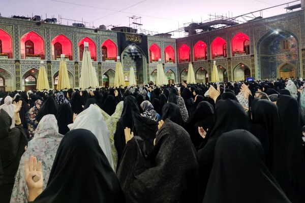 برگزاری نماز جماعت در حرم مطهر امام رضا (ع)