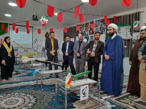 نمایشگاه انقلاب  در آموزشگاه تکتم