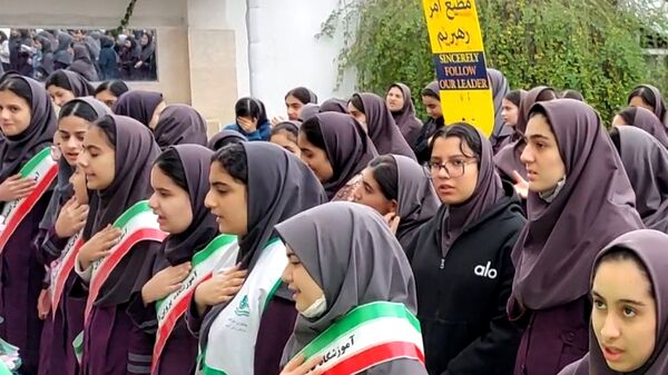 زنگ انقلاب در مدرسه پروین اعتصامی املش طنین انداز شد