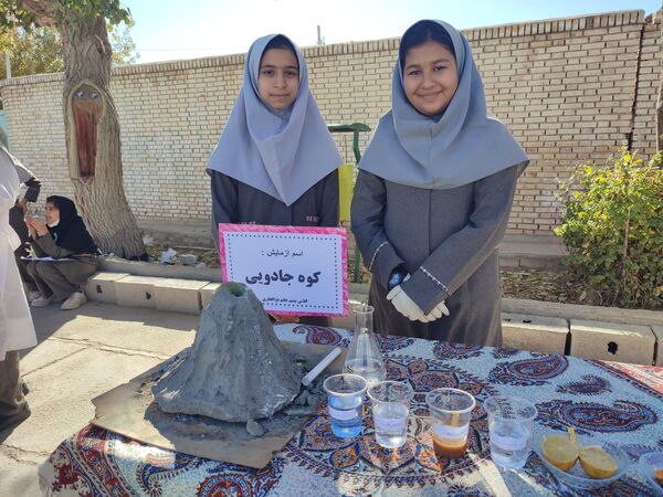 شور و هیجان در حیاط مدرسه