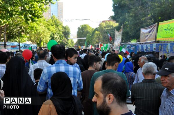 برگزاری باشکوه «مهمانی کیلومتری غدیر» در کرمانشاه با مشارکت گسترده مردم و دانش‌آموزان