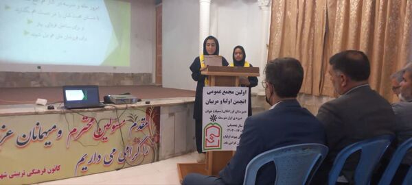 جلسه انجمن اولیا و مربیان در دبیرستان فرزانگان