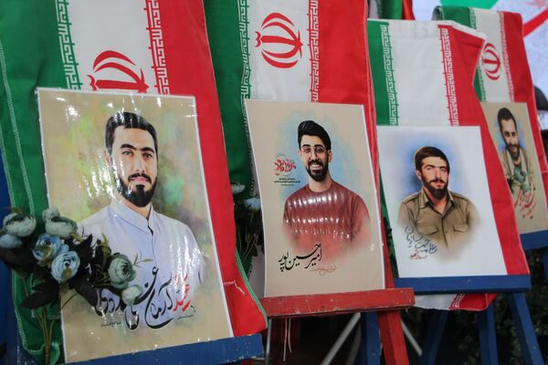 هم‌سرایی هزار نفری دانش‌آموزان یاور انقلاب در اسلامشهر